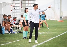 Arturo Ruiz da indicaciones a sus futbolistas durante el partido.