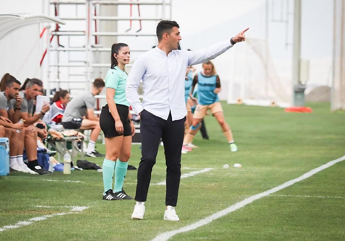 Arturo Ruiz da indicaciones a sus futbolistas durante el partido.