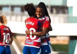 Edna y Jujuba se abrazan durante un partido de pretemporada.