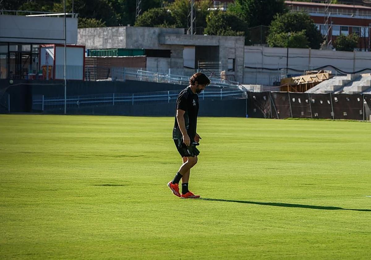 José Sambade camina en solitario antes de un entrenamiento del Granada.