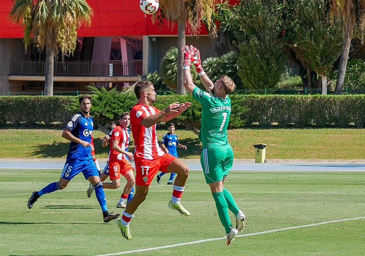 Acción del partido entre Almería B y Linares