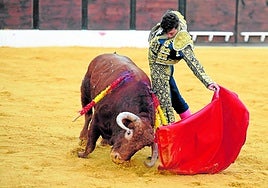 Jorge Martínez cuaja un buen natural a su primero, al que le cortó orejas y rabo.