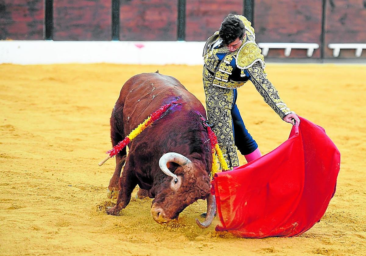 Jorge Martínez cuaja un buen natural a su primero, al que le cortó orejas y rabo.