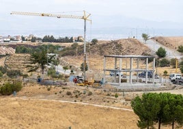 Obras de una vivienda en una parcela de la urbanización Santa Clara Golf de Otura, que vuelve lentamente a la vida.