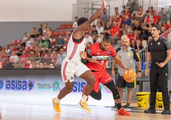 Gian Clavell, aquí contra el Flamengo, tendrá la ayuda de Scott Bamforth en el 'dos'.