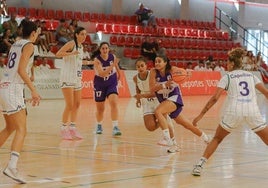 Ataque del GmasB en su partido de presentación ante el Unicaja en el pabellón de Fuentenueva.