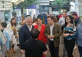 Francisco Marín, Elena Araque y Agustín González visitan la feria del comercio.