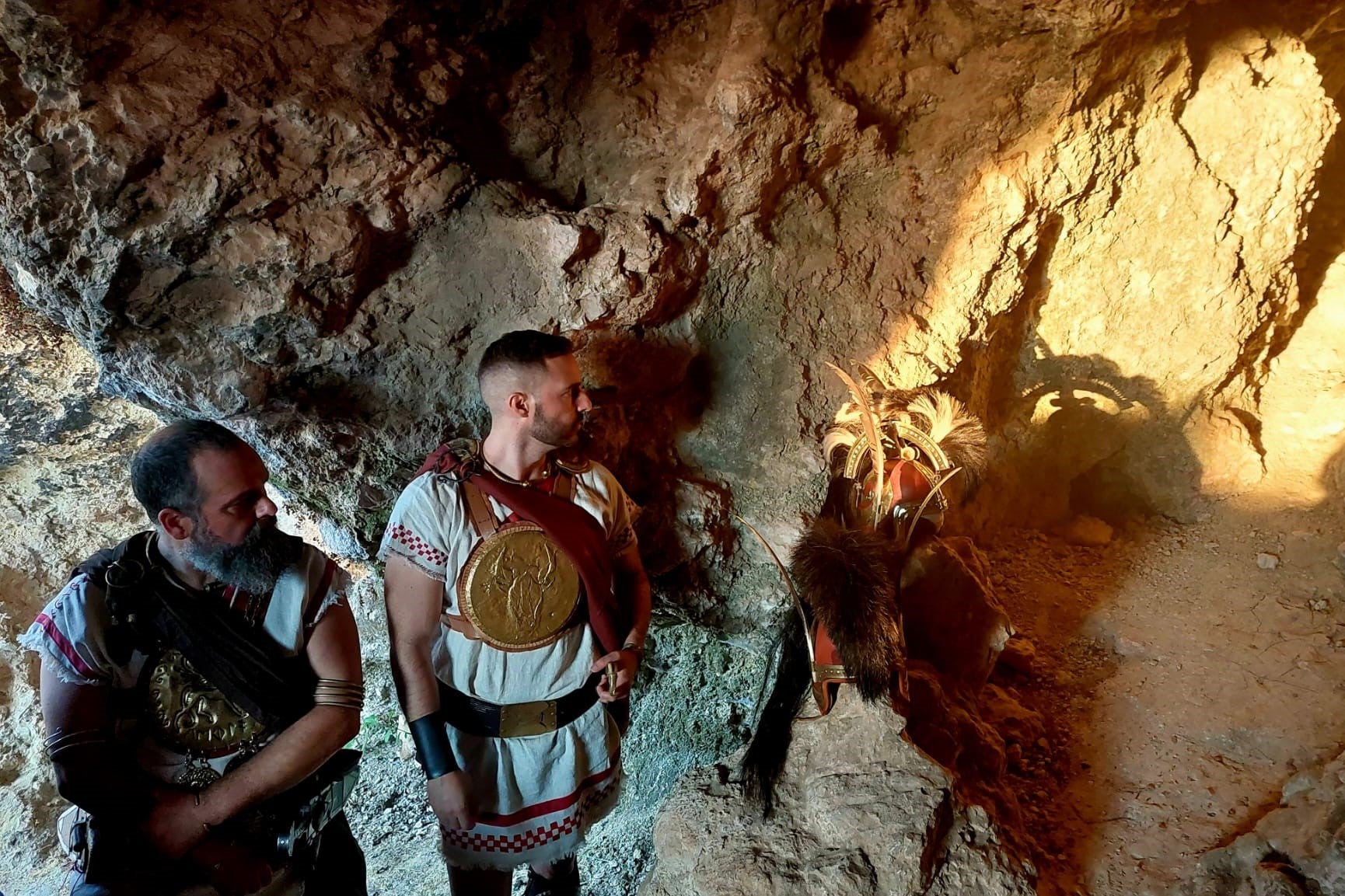 Dos figurantes, ataviados como guerreros íberos, presencian el equinoccio en el santuario de los Altos del Sotillo.