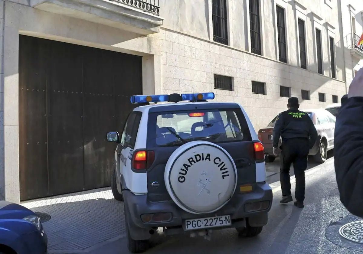 Un vehículo de la Guardía Civil, en los juzgados de Loja.