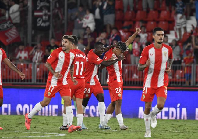 Sonrisas y abrazos por el gol de Rachad.