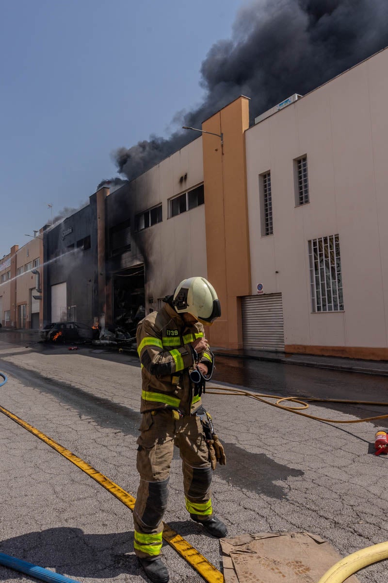 Las imágenes del incendio de una panadería y una tienda electrónica en Granada