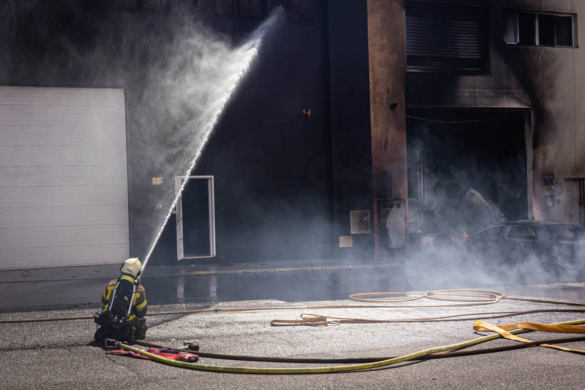 Las imágenes del incendio de una panadería y una tienda electrónica en Granada