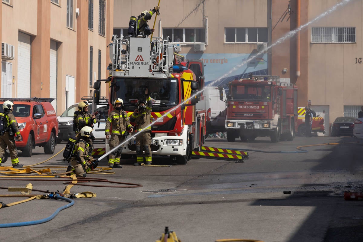 Las imágenes del incendio de una panadería y una tienda electrónica en Granada