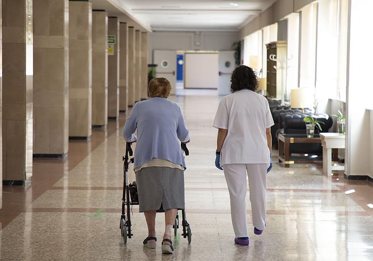 La ayuda de hasta 2.500 euros para personas que cuiden ancianos