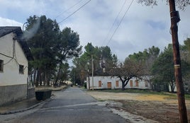 Calle del poblado de Los Bermejales.