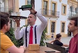 Cristian Ventura, el camarero influencer, avisa sobre las condiciones de trabajo en Andalucía.