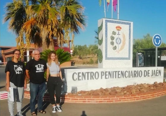 El responsable del programa de Cáritas, Francisco Javier Cruz, junto con dos voluntarias, a las puertas del Centro Penitenciario de Jaén.