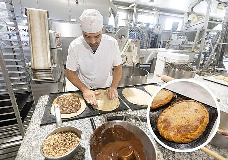 Gonzalo Isla prepara tortas de la Virgen en las cocinas de Casa Ysla.