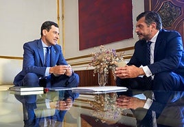 Juanma Moreno con el portavoz del Grupo Popular, Toni Martín.