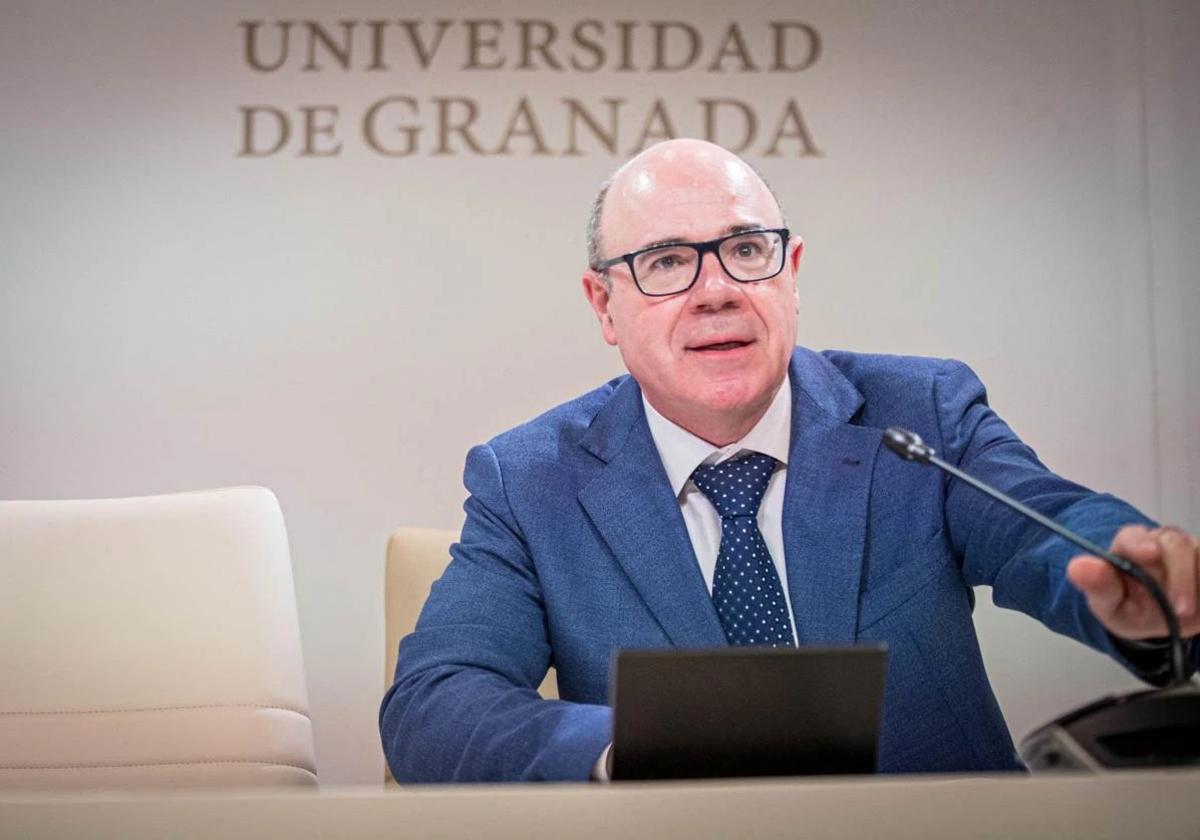 El rector de la UGR, Pedro Mercado, en una foto de archivo.