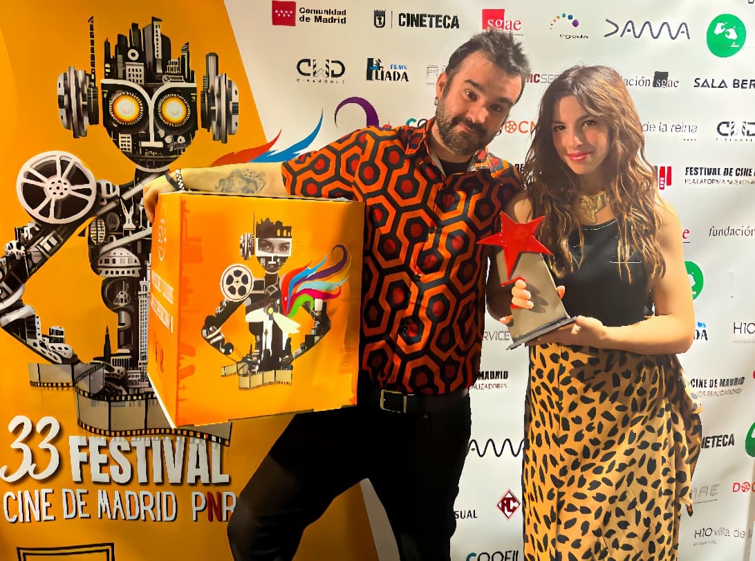 El director Carlos Aceituno y la actriz protagonista Cristina Mediero tras recoger el premio.