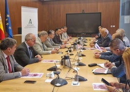 Reunión con el consejero Antonio Sanz para diseñar el Encuentro Andaluz de Escuelas Taurinas.