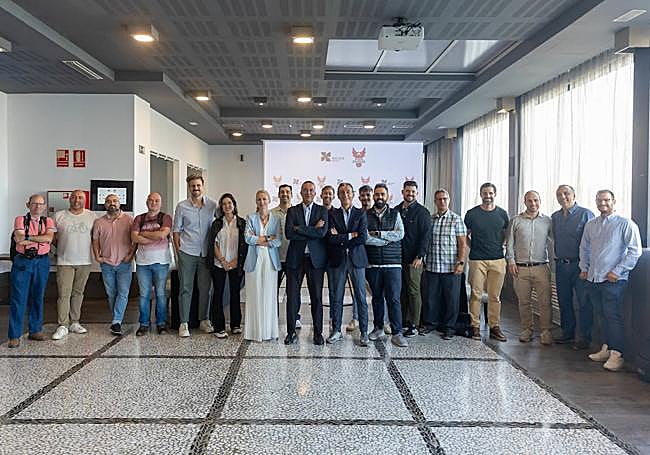 Cuerpo técnico, presidencia del Covirán y periodistas.