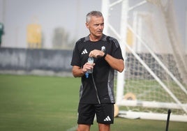 Escribá bebe agua en el entrenamiento.