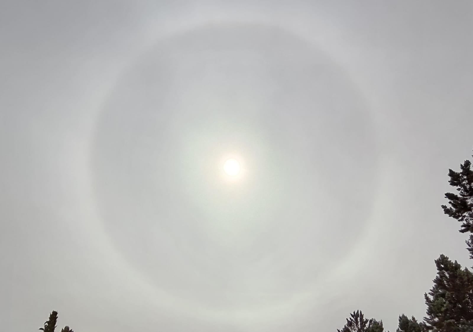 Halo solar visto este martes en Granada