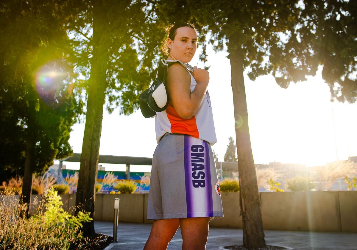 Hamidi muestra sus protecciones de kick boxing antes un en entrenamiento del GmasB.