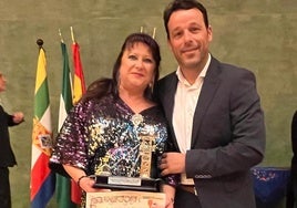 El diputado Javier Perales con la ganadora del certamen María José Abad.