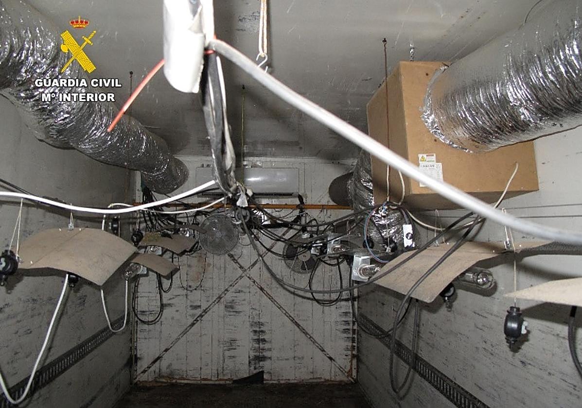 El remolque acondicionado para el cultivo de marihuana.