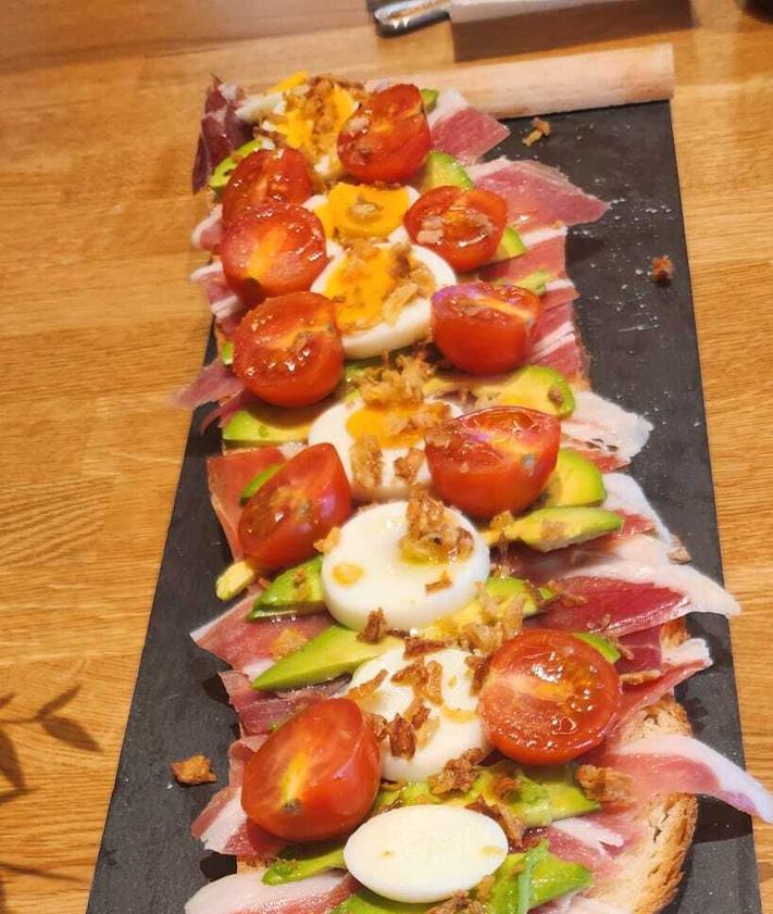 Imagen secundaria 2 - La cafetería tras los desayunos y tostas XXL que conquistan Granada