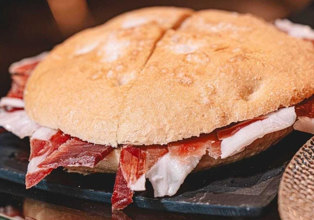 Imagen principal - La cafetería tras los desayunos y tostas XXL que conquistan Granada