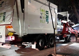 Camión de recogida de la basura en la capital jienense.