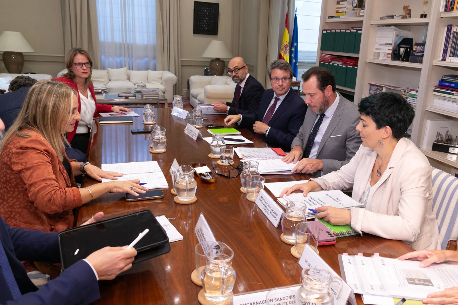 El ministro de Transportes, Óscar Puente, y la alcaldesa de Granada, Marifrán Carazo, junto a sus equipos en la reunión sobre la integración, ayer.