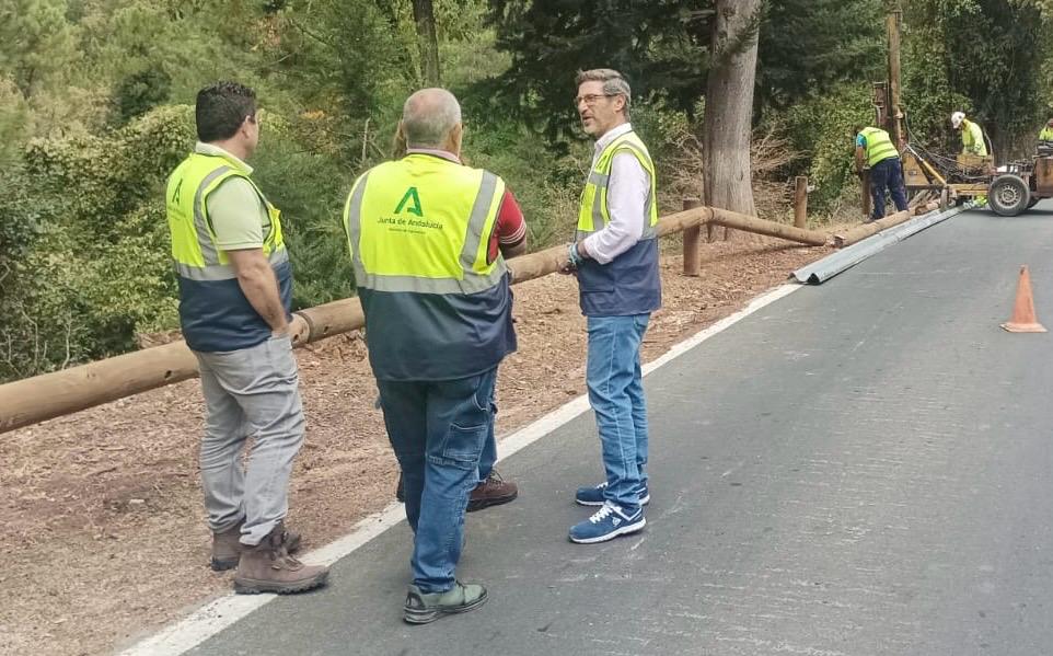 Miguel Contreras visita las actuaciones que se ejecutan en la A-319.