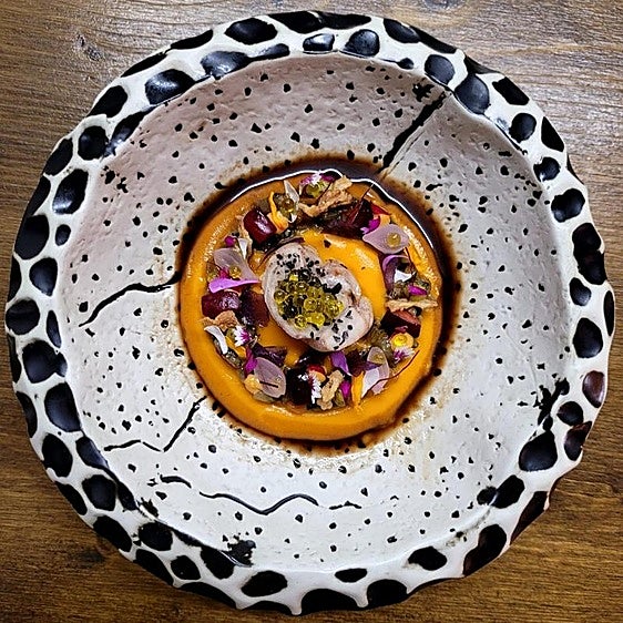 Rollito mediterráneo de cabrito de los filambres, texturas de la huerta de Almería y demi glace.