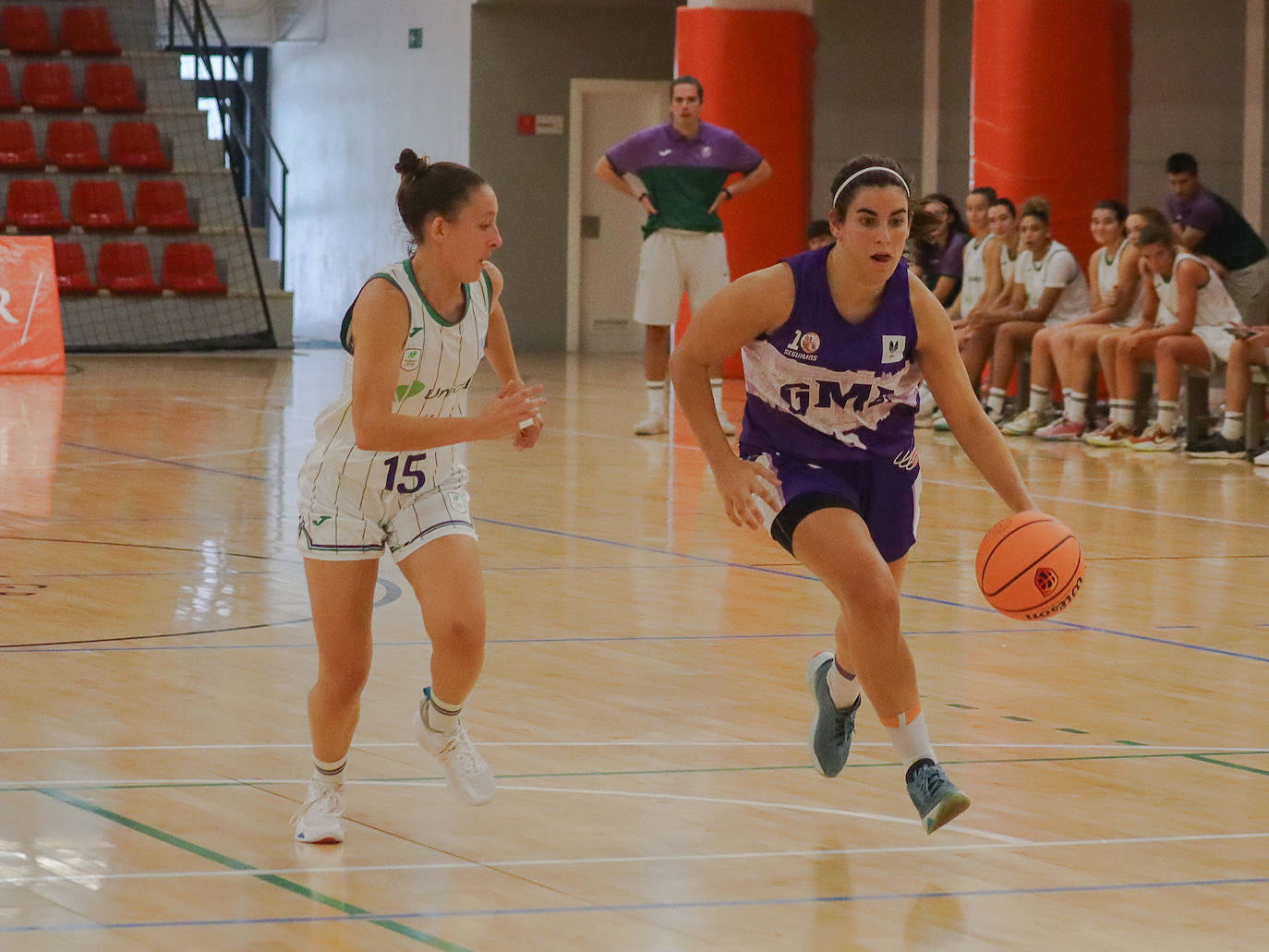 Patri Fernández (d), en el partido de presentación ante el Unicaja.