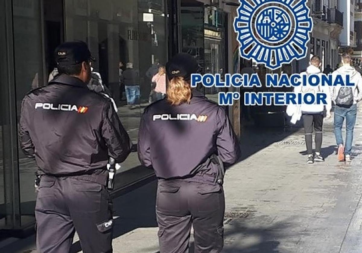 Revienta la puerta de un bar del centro de Granada de una pedrada para entrar a robar.