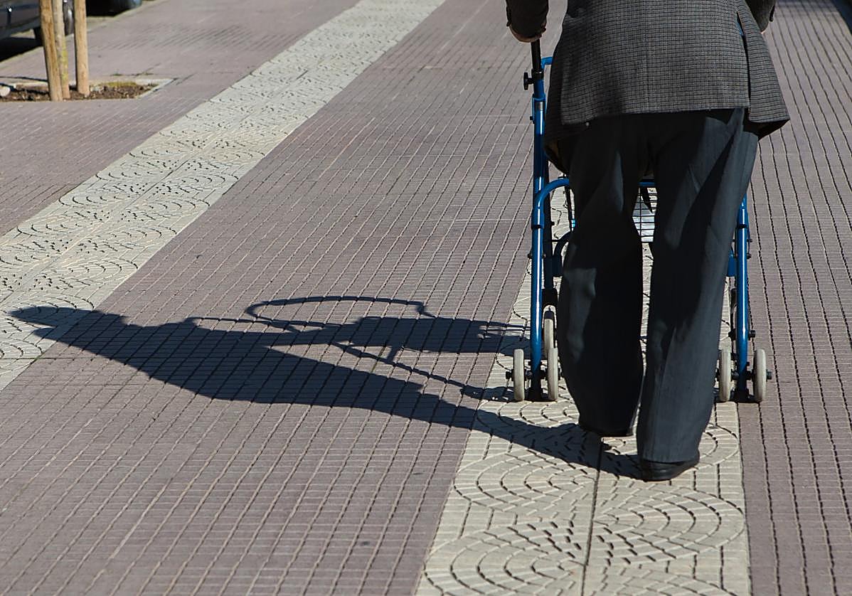 Un hombre roba un adnadodr a unos ancianos en su casa de Órgiva.