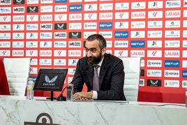 Mohamed El Assy se muestra sonriente en la presentación de Gaizka Garitano. uda