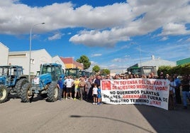 Participantes en el polígono industrial de Lopera, antes de iniciar la marcha.