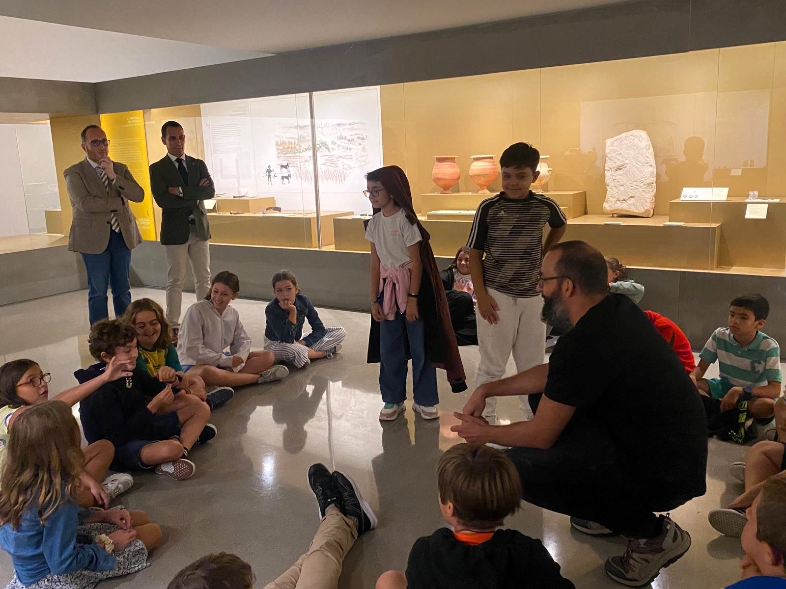 Alumnos de 5º de Primaria del CPR Almadén de Jaén en su visita al Museo Íbero de Jaén.