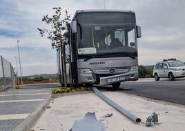 Autobús que tuvo el accidente en Huétor Tájar.