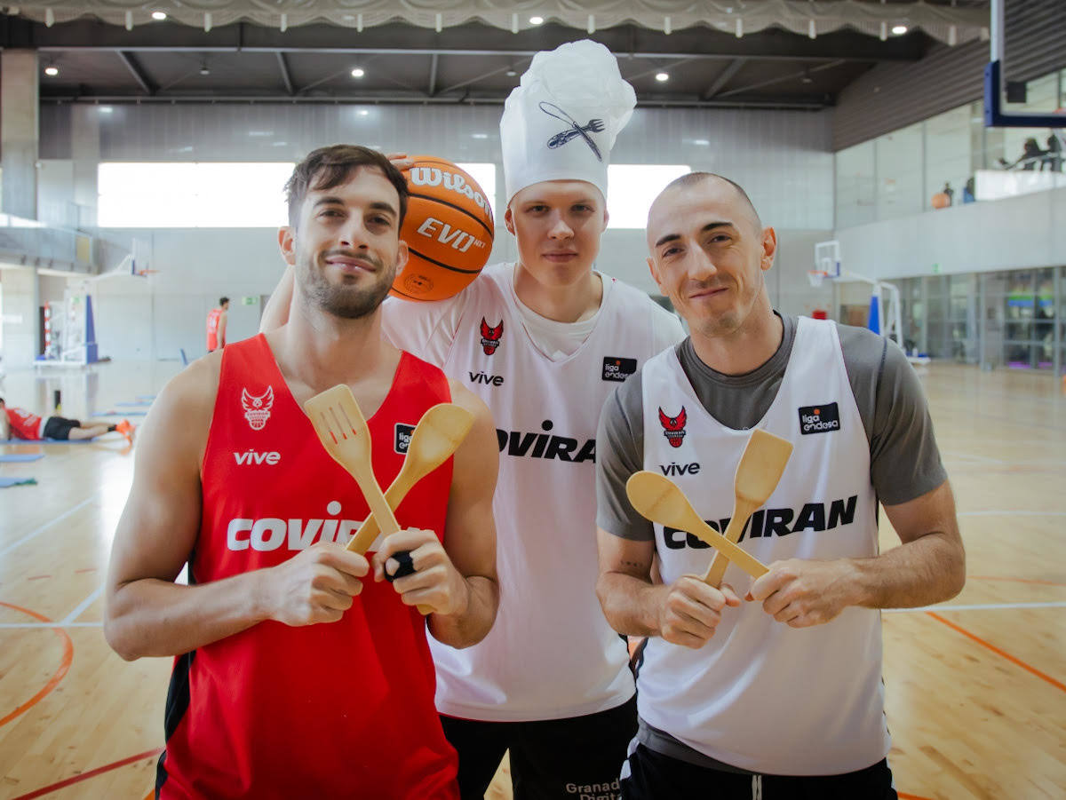 Sergi García (i), Elias Valtonen (centro) y Jonathan Rousselle quieren cocinar la victoria del Covirán en Barcelona.