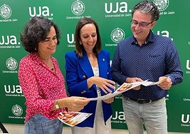 Isabel Abad, Marta Torres y Javier Marín durante la presentación de la programación cultural del cuatrimestre en la UJA.