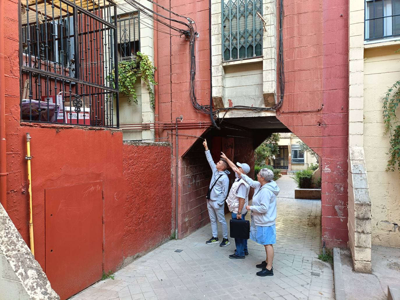 Miembros de la asociación de vecinos de Casería Montijo muestran las tuberías de cobre que son objetivo de los ladrones.