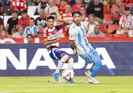 Carlos Neva pone un centro al área durante el derbi contra el Málaga.
