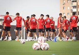 Manu Trigueros, en el centro, durante un entrenamiento.